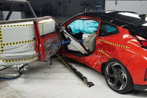 Hyundai-Veloster-crash-IIHS-(4)