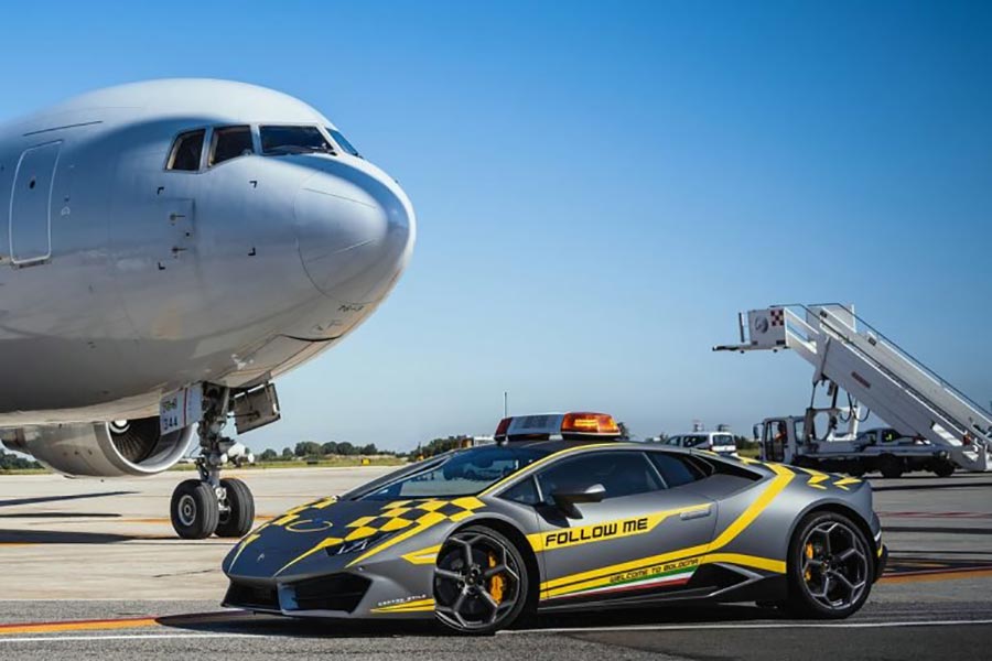 https://autogreeknews.gr/wp-content/uploads/2019/06/Lamborghini_Huracan_Followme_1.jpg