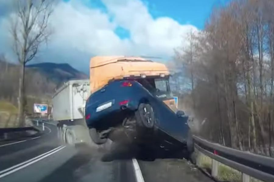 https://autogreeknews.gr/wp-content/uploads/2019/06/blowtireaccident.jpg