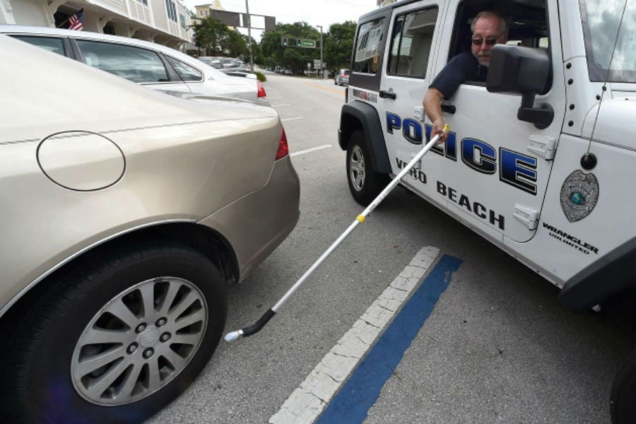 Απίστευτη πατέντα της αστυνομίας για τα παρκαρισμένα