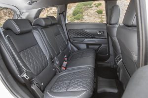 Mitsubishi-Outlander-PHEV-(11)