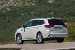 Mitsubishi-Outlander-PHEV-(14)