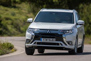 Mitsubishi-Outlander-PHEV-(16)