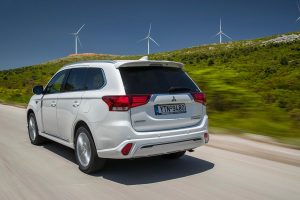 Mitsubishi-Outlander-PHEV-(3)