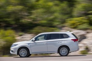 Mitsubishi-Outlander-PHEV-(5)