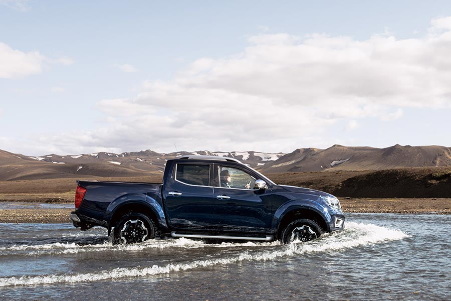 https://autogreeknews.gr/wp-content/uploads/2019/07/Nissan-Navara-Double-Cab_Blue_Iceland_Dynamic-Offroad-13.jpg