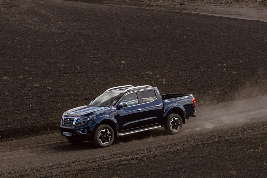 https://autogreeknews.gr/wp-content/uploads/2019/07/Nissan-Navara-Double-Cab_Blue_Iceland_Dynamic-Offroad-8.jpg