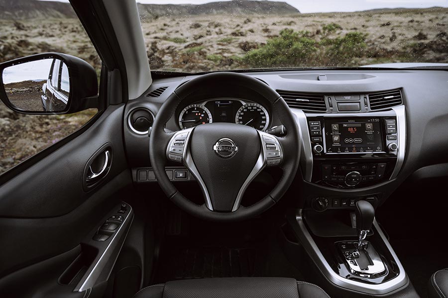 https://autogreeknews.gr/wp-content/uploads/2019/07/Nissan-Navara-Double-Cab_Blue_Iceland_Interior-2.jpg
