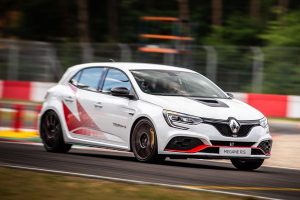 Renault-Megane-R.S.-Trophy-R-(8)