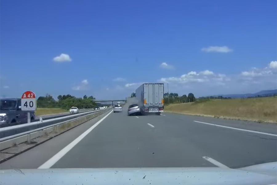 https://autogreeknews.gr/wp-content/uploads/2019/07/audia1_crash2.jpg