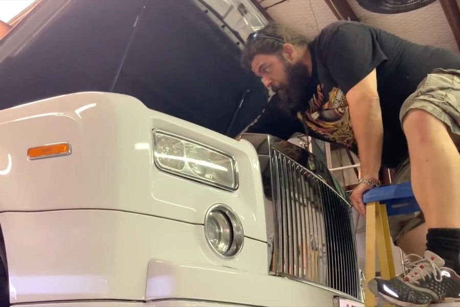 https://autogreeknews.gr/wp-content/uploads/2019/07/roll-royce-oil-change.jpg