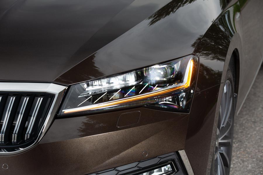 https://autogreeknews.gr/wp-content/uploads/2019/07/skoda-superb_lk-13.jpg