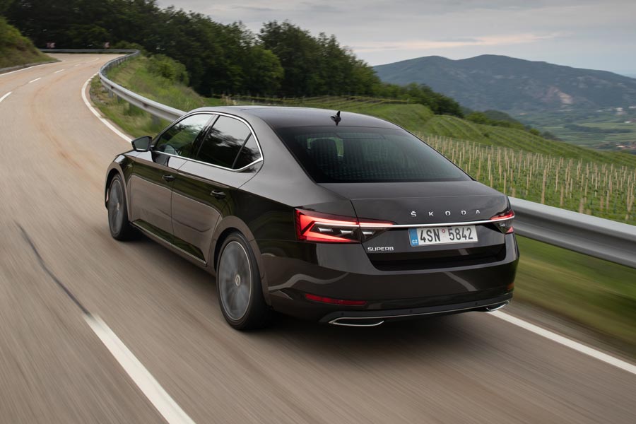 https://autogreeknews.gr/wp-content/uploads/2019/07/skoda-superb_lk-3.jpg