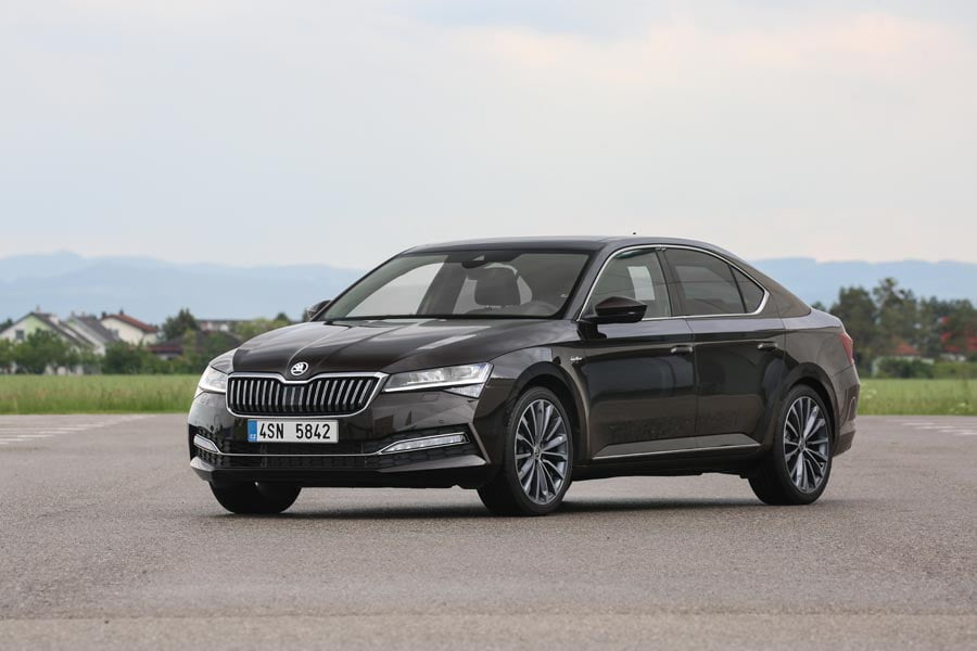 https://autogreeknews.gr/wp-content/uploads/2019/07/skoda-superb_lk-5.jpg