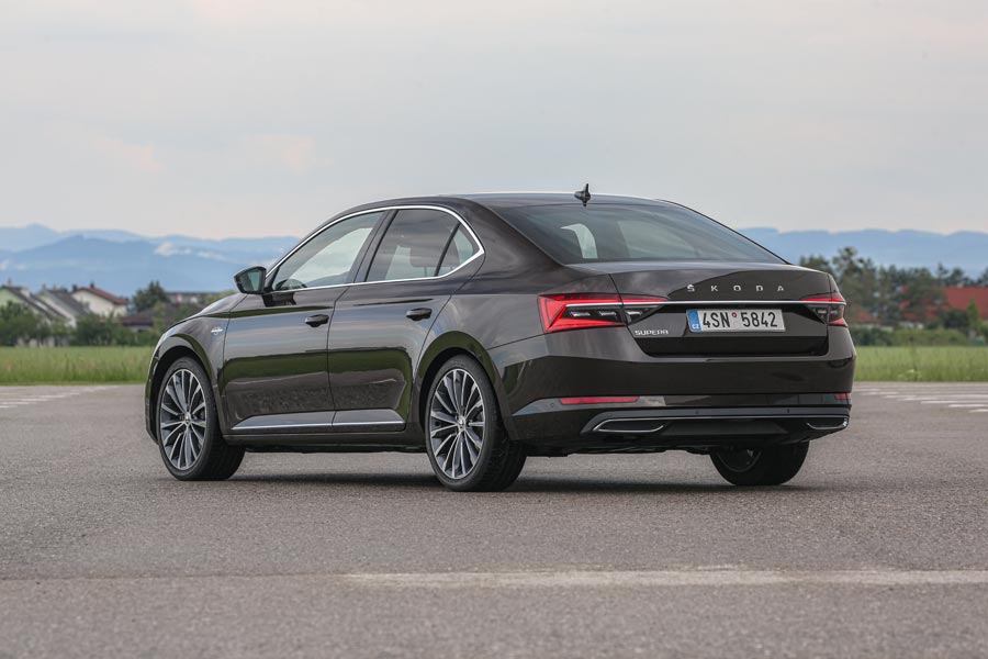 https://autogreeknews.gr/wp-content/uploads/2019/07/skoda-superb_lk-7.jpg