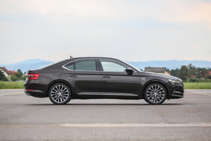 https://autogreeknews.gr/wp-content/uploads/2019/07/skoda-superb_lk-9.jpg