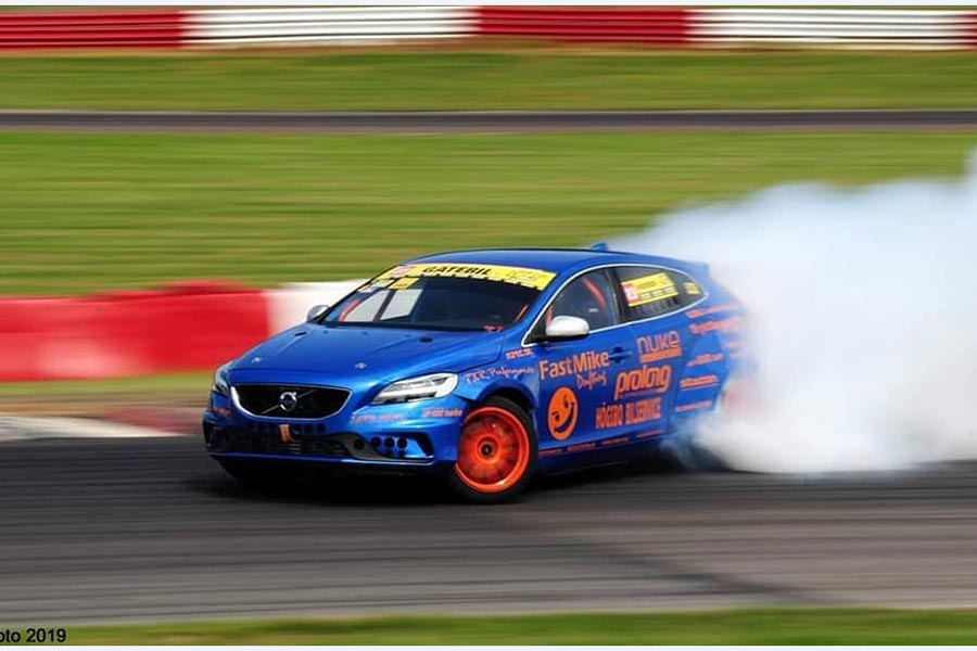 https://autogreeknews.gr/wp-content/uploads/2019/07/volvo-v40-drift-car-with-bmw-m5-v8-is-just-crazy_5.jpg