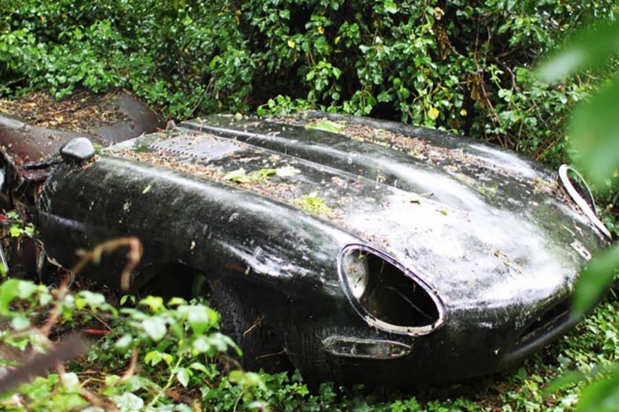 https://autogreeknews.gr/wp-content/uploads/2019/08/Abandoned_Jaguar_E_Type_1.jpg