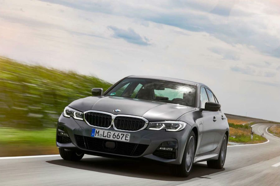 https://autogreeknews.gr/wp-content/uploads/2019/08/bmw-330e-official2.jpg