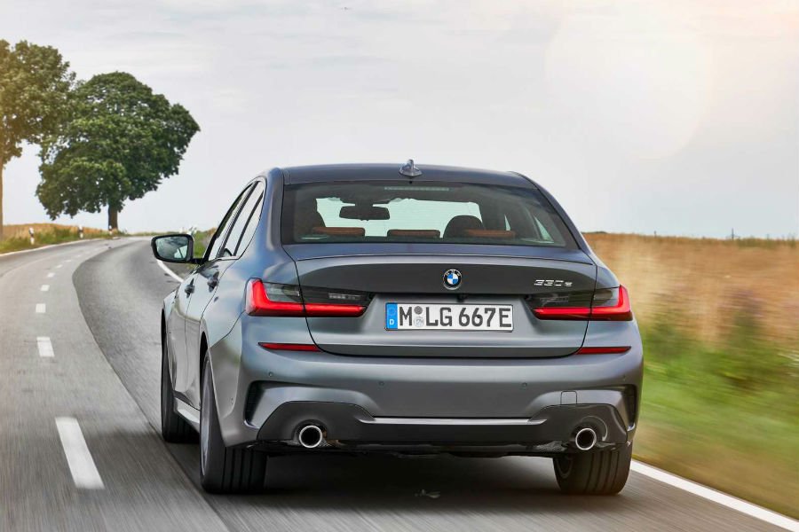 https://autogreeknews.gr/wp-content/uploads/2019/08/bmw-330e-official3.jpg