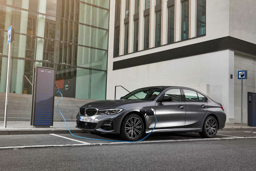 https://autogreeknews.gr/wp-content/uploads/2019/08/bmw-330e-official4.jpg