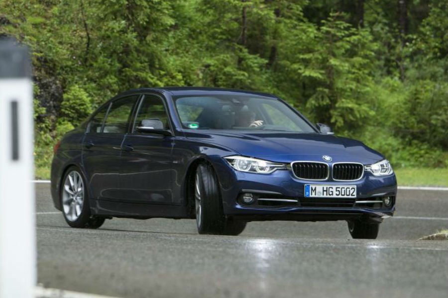 https://autogreeknews.gr/wp-content/uploads/2019/08/bmw-340i.jpg