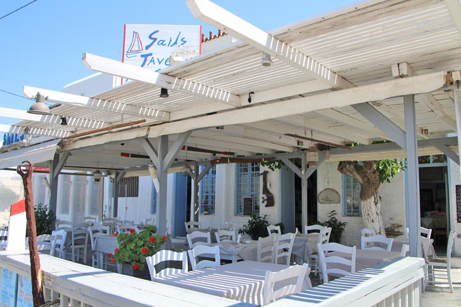 https://autogreeknews.gr/wp-content/uploads/2019/08/taverna-sails-andros-3.jpg