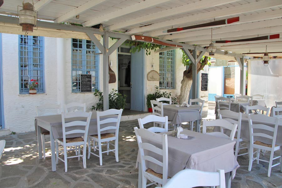 https://autogreeknews.gr/wp-content/uploads/2019/08/taverna-sails-andros-4.jpg