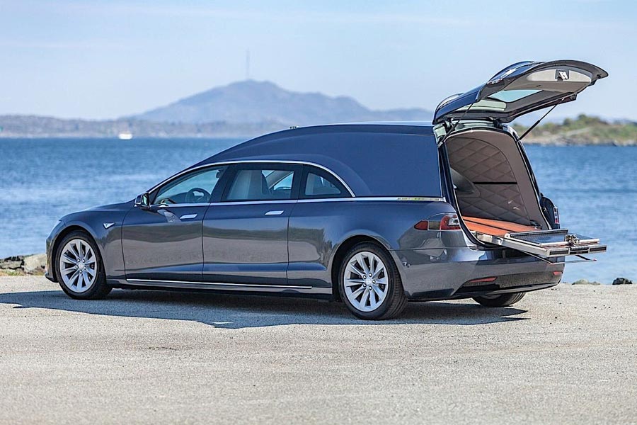 https://autogreeknews.gr/wp-content/uploads/2019/08/tesla-model-s-hearse-3.jpg