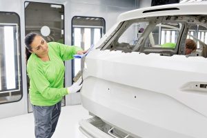 skoda-brush-process-paint-shop-employee