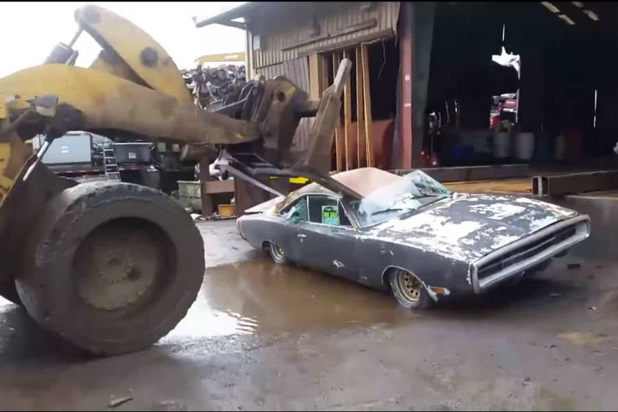 Διέλυσε το Charger γιατί του έκαναν παζάρια (+video)