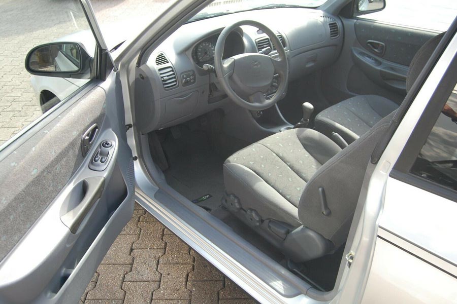https://autogreeknews.gr/wp-content/uploads/2019/11/Hyundai-Accent-2001-3.jpg