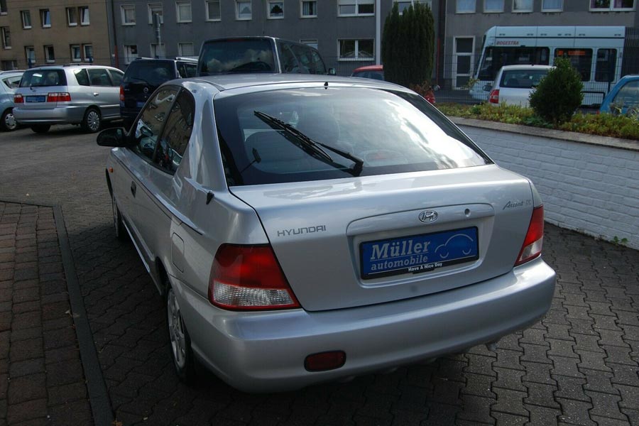 https://autogreeknews.gr/wp-content/uploads/2019/11/Hyundai-Accent-2001-4.jpg