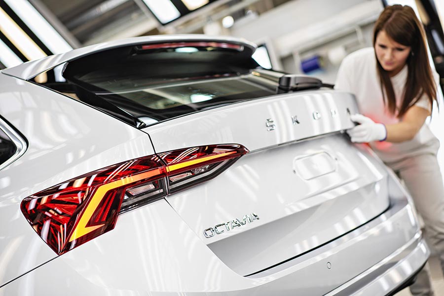 https://autogreeknews.gr/wp-content/uploads/2019/11/Skoda_Octavia_production_2.jpg
