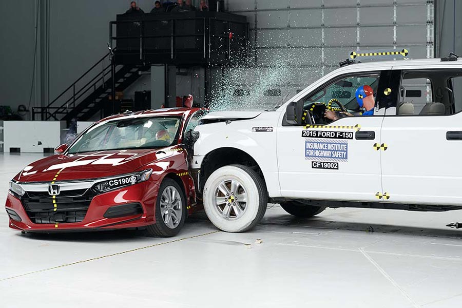 Σκληρότερα πλαϊνά crash tests από τον IIHS