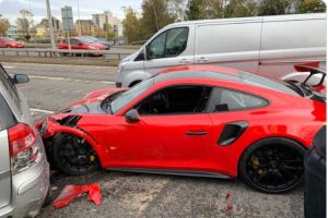 Porsche-911-GT2-RS_crash