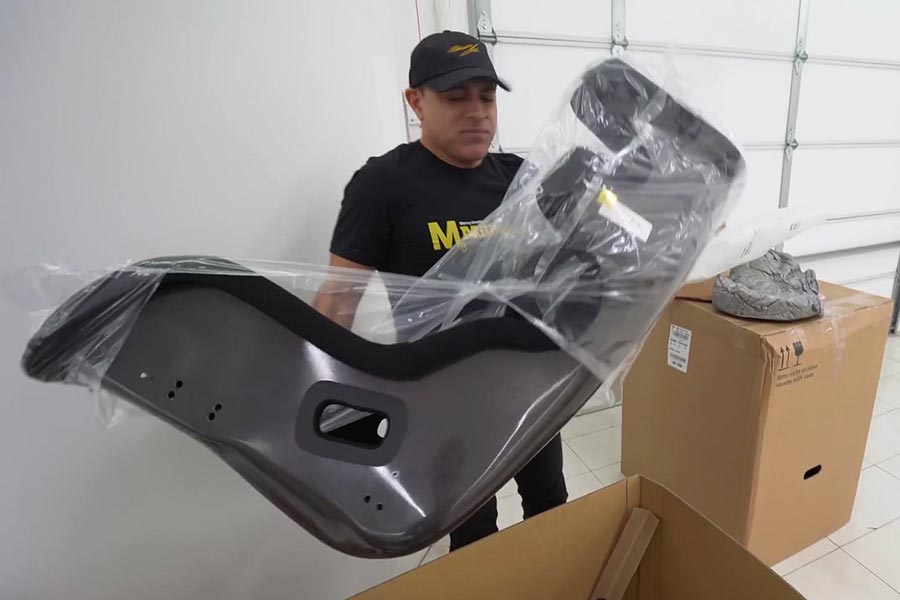 https://autogreeknews.gr/wp-content/uploads/2019/12/Porsche_Carbon_Seat_1.jpg
