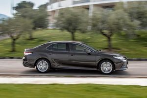 Toyota-Camry-Hybrid-(2)