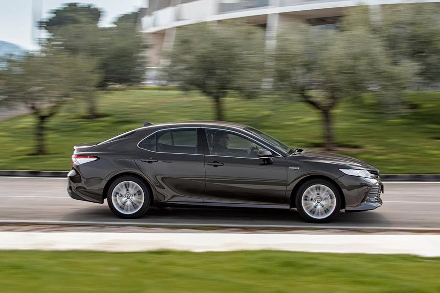 https://autogreeknews.gr/wp-content/uploads/2019/12/Toyota-Camry-Hybrid-2.jpg