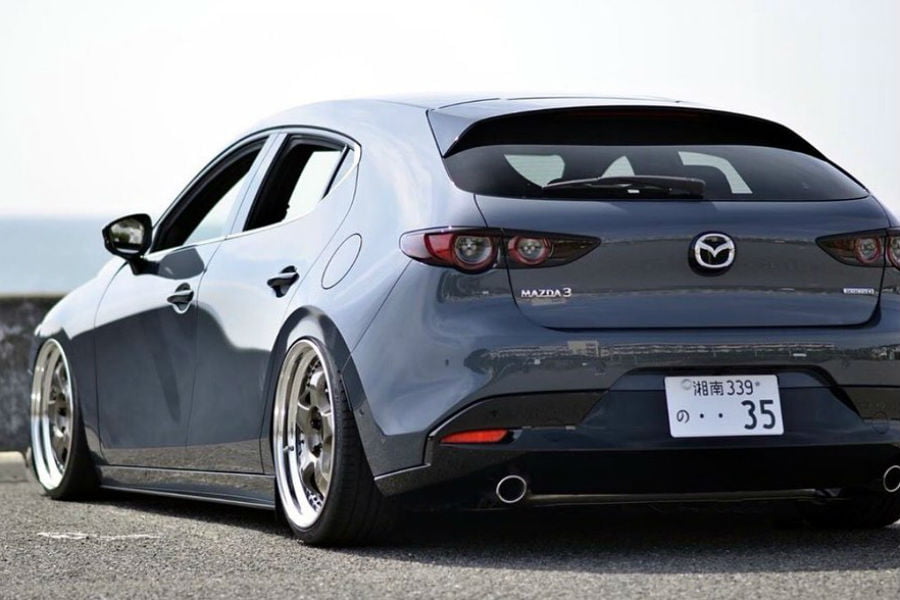 https://autogreeknews.gr/wp-content/uploads/2019/12/mazda-3-savra2.jpg
