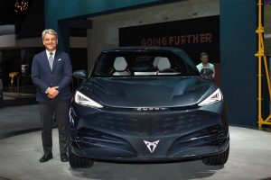Luca-de-Meo-presents-the-CUPRA-Tavascan-Electric-Concept-at-the-Volkswagen-Group-Night_Low