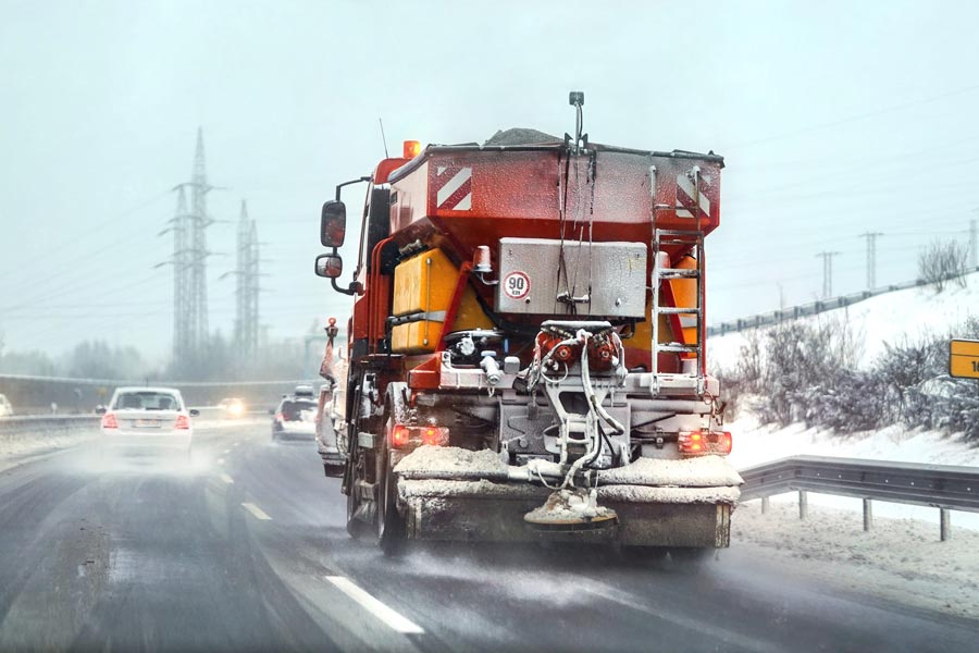 Κονιάκ στους χιονισμένους δρόμους αντί αλάτι!