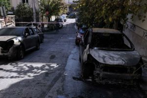 min parkarete dipla se polyteli aftokinita