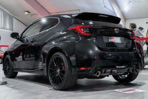 pws sas fainetai to gr yaris se mavro4