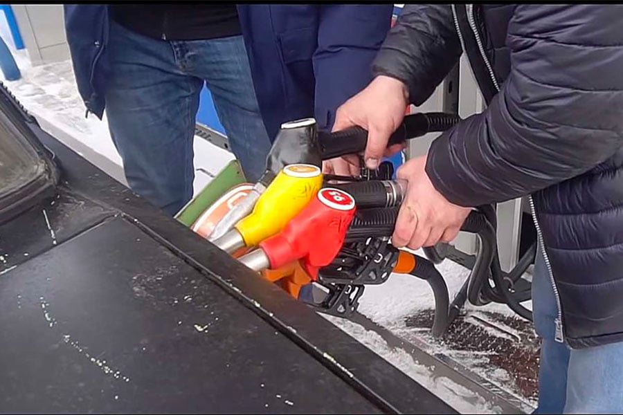 Τι θα πάθει ένα Lada με 5 διαφορετικά καύσιμα;