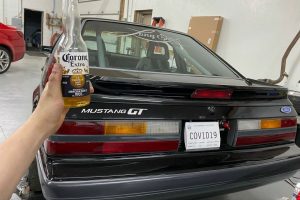 xioumoristas ekane pinakida ton korwnoio