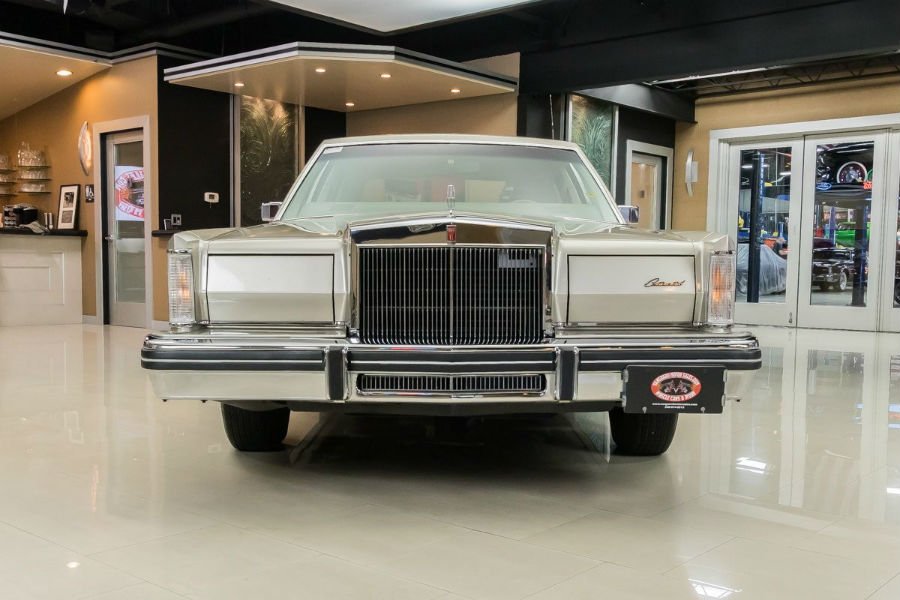 https://autogreeknews.gr/wp-content/uploads/2020/04/Lincoln-Continental-1980-15-1.jpg