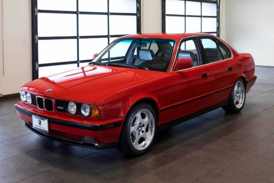 Κατακόκκινη BMW M5 E34 του 1991 σαν καινούργια