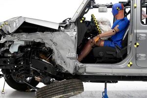 Jeep-Wrangler-crash-test-IIHS-(5)