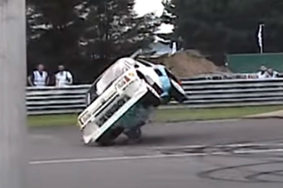 Οδυνηρή τούμπα Peugeot 205 T16 (+video)